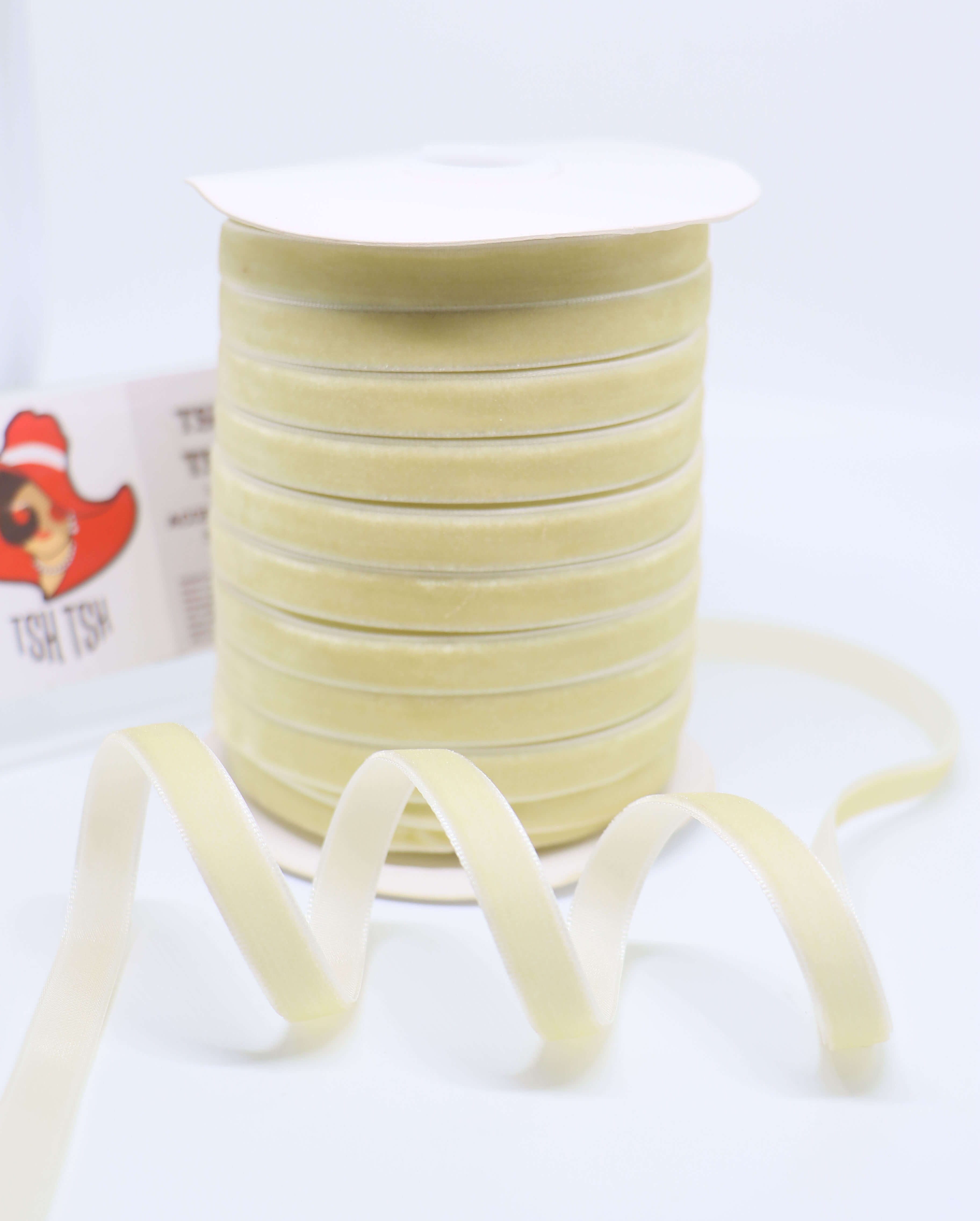 ริบบิ้นผ้ากำมะหยี่ ขนาด 10 มิล สีครีม ยาว 50 หลา
